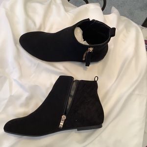 Brand new Black suede like MaxMuxun booties.